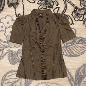 2B bebe green shirt with hook and eye closure, xs